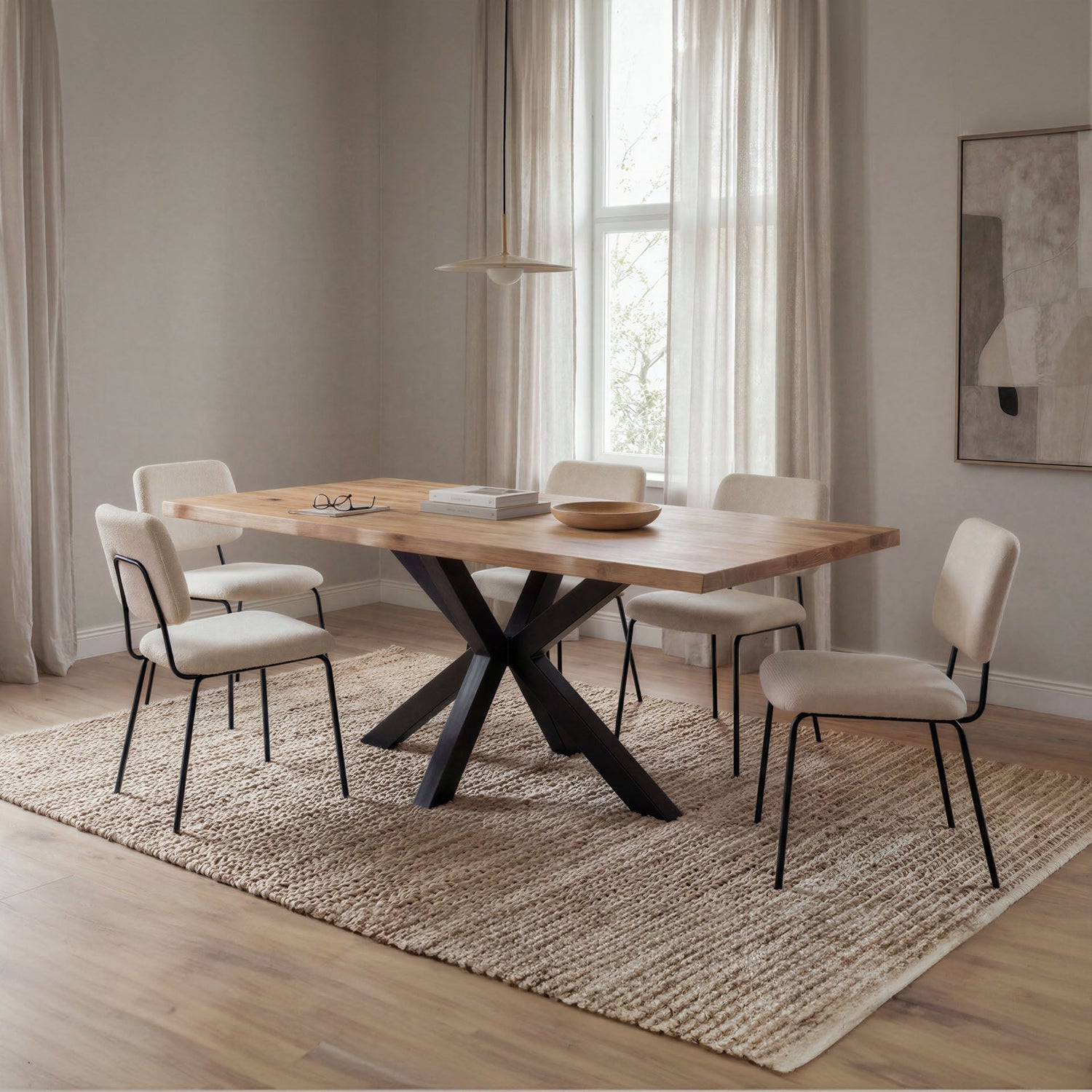 Massiver Esstisch mit geölter Holzplatte und schwarzem X-Gestell aus Stahl mit fünf Stühlen in hellem Esszimmer