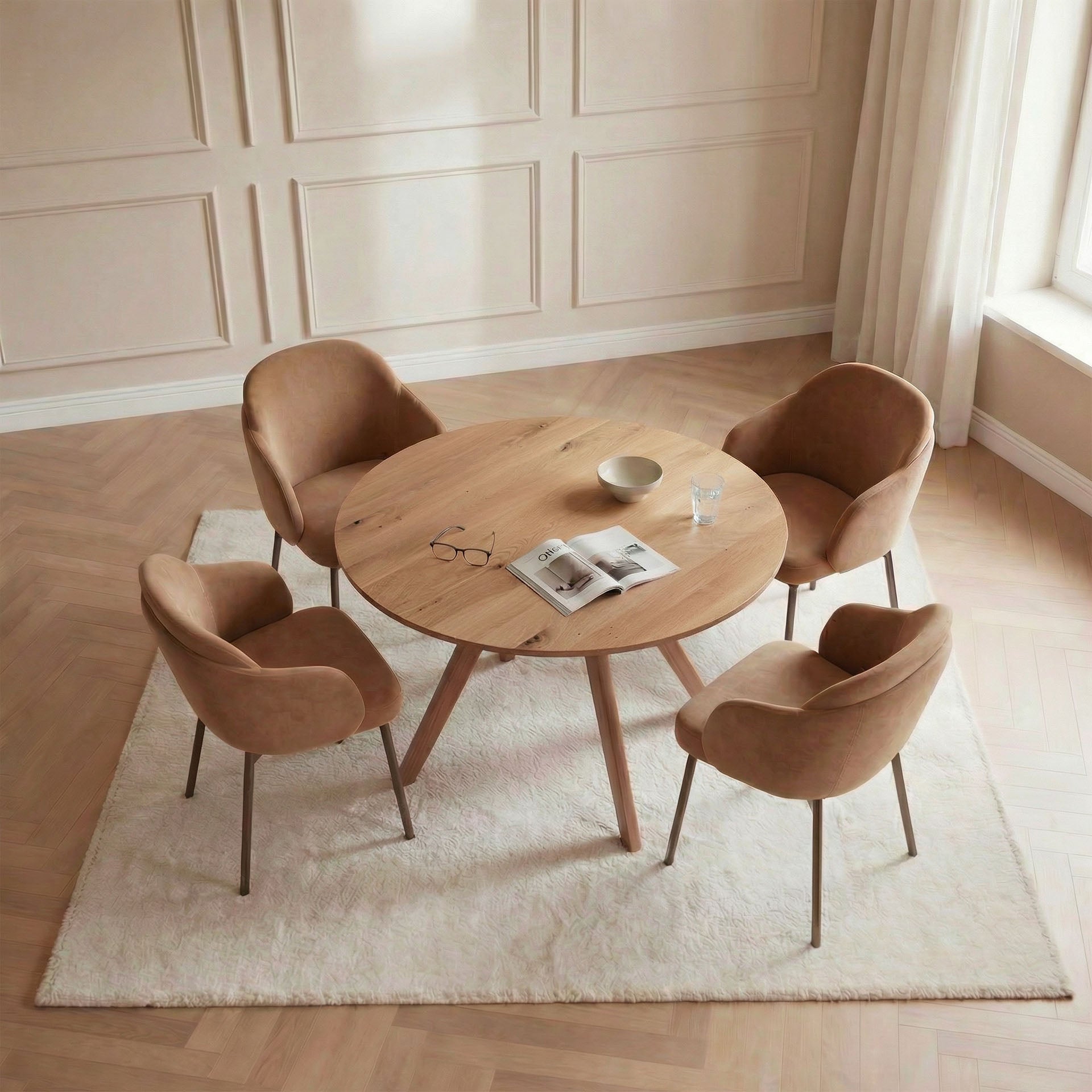 Runder Holztisch mit vier Stühlen im hellen Stil