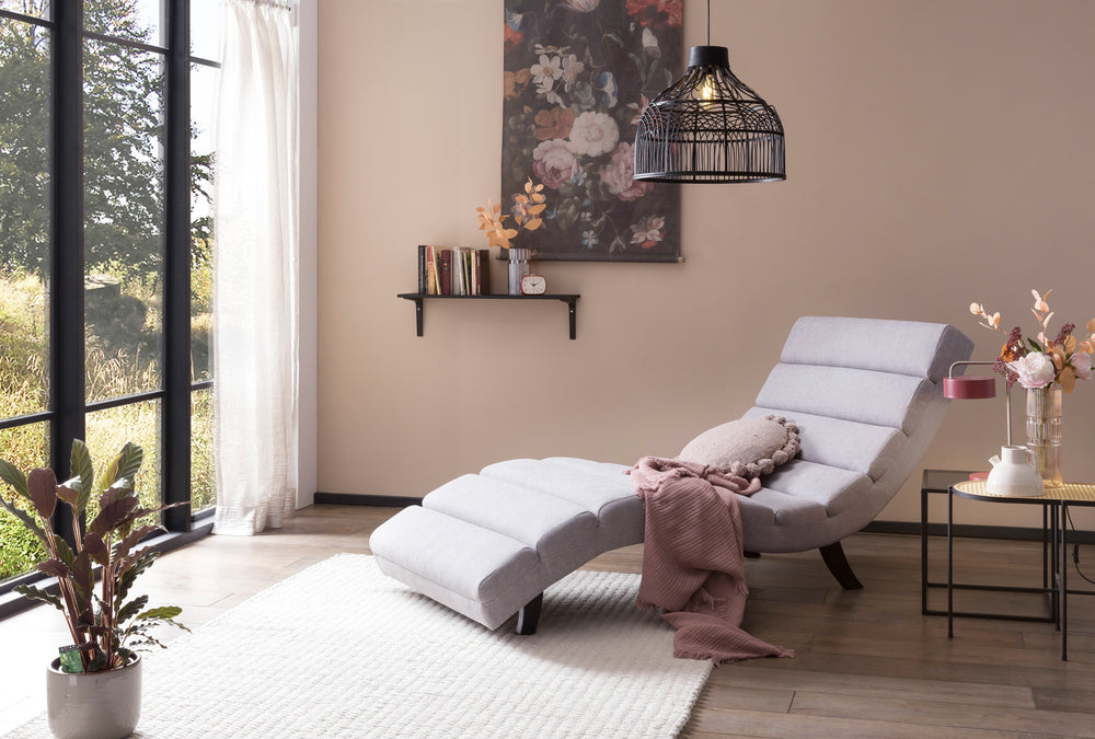 Massivholztisch mit schwarzem Metallgestell und vier Polsterstühlen auf einem Teppich mit Kugelleuchte in modernem Esszimmer